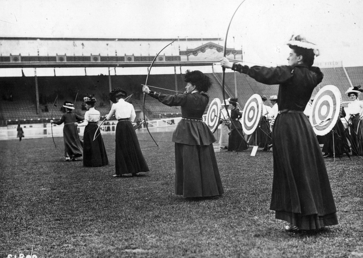 Olympia 2021: Olympiasiegerin Sybil "Queenie" Newall aus Großbritannien schießt sich bei den Olympischen Spielen 1908 in London zu Gold. In weniger als drei Jahren war Newall von einer obskuren Bogenschützin in einem Provinzverein zu einer Olympiasiegerin aufgestiegen. Interessanterweise wurden die Spiele 1908 ursprünglich in Rom geplant, wurden aber später in London ausgetragen, als sich herausstellte, dass Rom nicht bereit sein würde. Olympiasiegerin Sybil "Queenie" Newall aus Großbritannien schießt sich bei den Olympischen Spielen 1908 in London zu Gold. In weniger als drei Jahren war Newall von einer obskuren Bogenschützin in einem Provinzverein zu einer Olympiasiegerin aufgestiegen. Interessanterweise wurden die Spiele 1908 ursprünglich in Rom geplant, wurden aber später in London ausgetragen, als sich herausstellte, dass Rom nicht bereit sein würde.