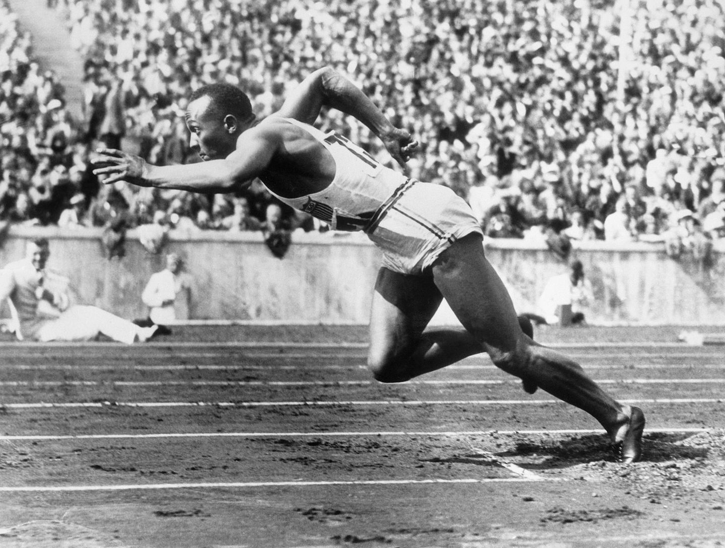 Olympia 2021: Bettmann Collection/Getty Images Dieses ikonische Bild aus der Bettmann-Kollektion zeigt die Sportlegende Jesse Owens beim Sprint zum Sieg. Aufgenommen während der politisch aufgeladenen Olympischen Spiele 1936 in Berlin, war der Afroamerikaner Owens der überragende Sieger. Er holte Gold über 100 Meter, 200 Meter und im Weitsprung mit einer Weite von 8,06 Metern! In der 4x100 Meter-Staffel holte er sein viertes Gold und war Teil des Teams, das einen neuen Weltrekord von 39,80 Sekunden aufstellte. Bettmann Collection/Getty Images Dieses ikonische Bild aus der Bettmann-Kollektion zeigt die Sportlegende Jesse Owens beim Sprint zum Sieg. Aufgenommen während der politisch aufgeladenen Olympischen Spiele 1936 in Berlin, war der Afroamerikaner Owens der überragende Sieger. Er holte Gold über 100 Meter, 200 Meter und im Weitsprung mit einer Weite von 8,06 Metern! In der 4x100 Meter-Staffel holte er sein viertes Gold und war Teil des Teams, das einen neuen Weltrekord von 39,80 Sekunden aufstellte.