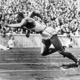 Bettmann Collection/Getty Images  Dieses ikonische Bild aus der Bettmann-Kollektion zeigt die Sportlegende Jesse Owens beim Sprint zum Sieg. Aufgenommen während der politisch aufgeladenen Olympischen Spiele 1936 in Berlin, war der Afroamerikaner Owens der überragende Sieger. Er holte Gold über 100 Meter, 200 Meter und im Weitsprung mit einer Weite von 8,06 Metern! In der 4x100 Meter-Staffel holte er sein viertes Gold und war Teil des Teams, das einen neuen Weltrekord von 39,80 Sekunden aufstellte.