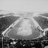 Das Getty-Archiv hat Zugriff auf über 130 Millionen Bilder und schon im 19. Jahrhundert wurde die Fotografie als Mittel zur Aufzeichnung von Geschichte genutzt. Dieses Bild aus unserer Sammlung des Historischen Bildarchivs zeigt die allerersten modernen Olympischen Spiele. Es war nur passend, dass sie in ihrem antiken Geburtsort in Griechenland stattfanden. Damals traten über 14 Nationen gegeneinander an, wobei die größten Delegationen aus Griechenland, Deutschland, Frankreich und Großbritannien kamen. Über 100 Jahre später sind die Spiele immer noch der Höhepunkt des Sportkalenders.