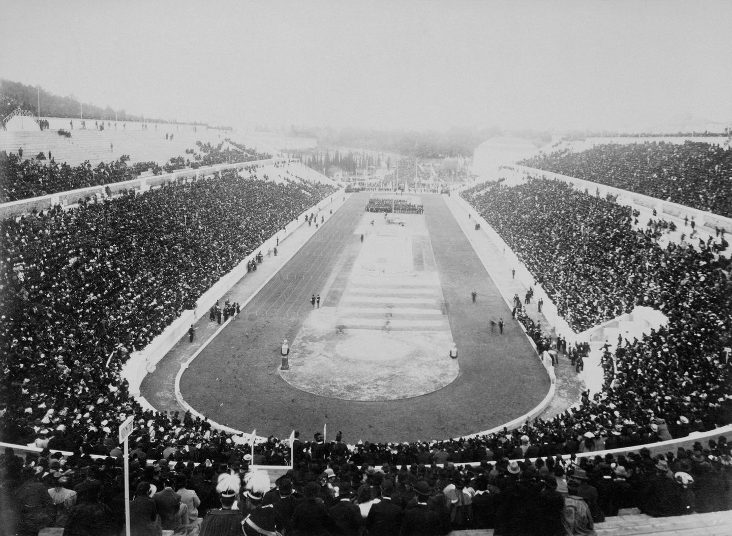 Olympia 2021: Das Getty-Archiv hat Zugriff auf über 130 Millionen Bilder und schon im 19. Jahrhundert wurde die Fotografie als Mittel zur Aufzeichnung von Geschichte genutzt. Dieses Bild aus unserer Sammlung des Historischen Bildarchivs zeigt die allerersten modernen Olympischen Spiele. Es war nur passend, dass sie in ihrem antiken Geburtsort in Griechenland stattfanden. Damals traten über 14 Nationen gegeneinander an, wobei die größten Delegationen aus Griechenland, Deutschland, Frankreich und Großbritannien kamen. Über 100 Jahre später sind die Spiele immer noch der Höhepunkt des Sportkalenders. Das Getty-Archiv hat Zugriff auf über 130 Millionen Bilder und schon im 19. Jahrhundert wurde die Fotografie als Mittel zur Aufzeichnung von Geschichte genutzt. Dieses Bild aus unserer Sammlung des Historischen Bildarchivs zeigt die allerersten modernen Olympischen Spiele. Es war nur passend, dass sie in ihrem antiken Geburtsort in Griechenland stattfanden. Damals traten über 14 Nationen gegeneinander an, wobei die größten Delegationen aus Griechenland, Deutschland, Frankreich und Großbritannien kamen. Über 100 Jahre später sind die Spiele immer noch der Höhepunkt des Sportkalenders.