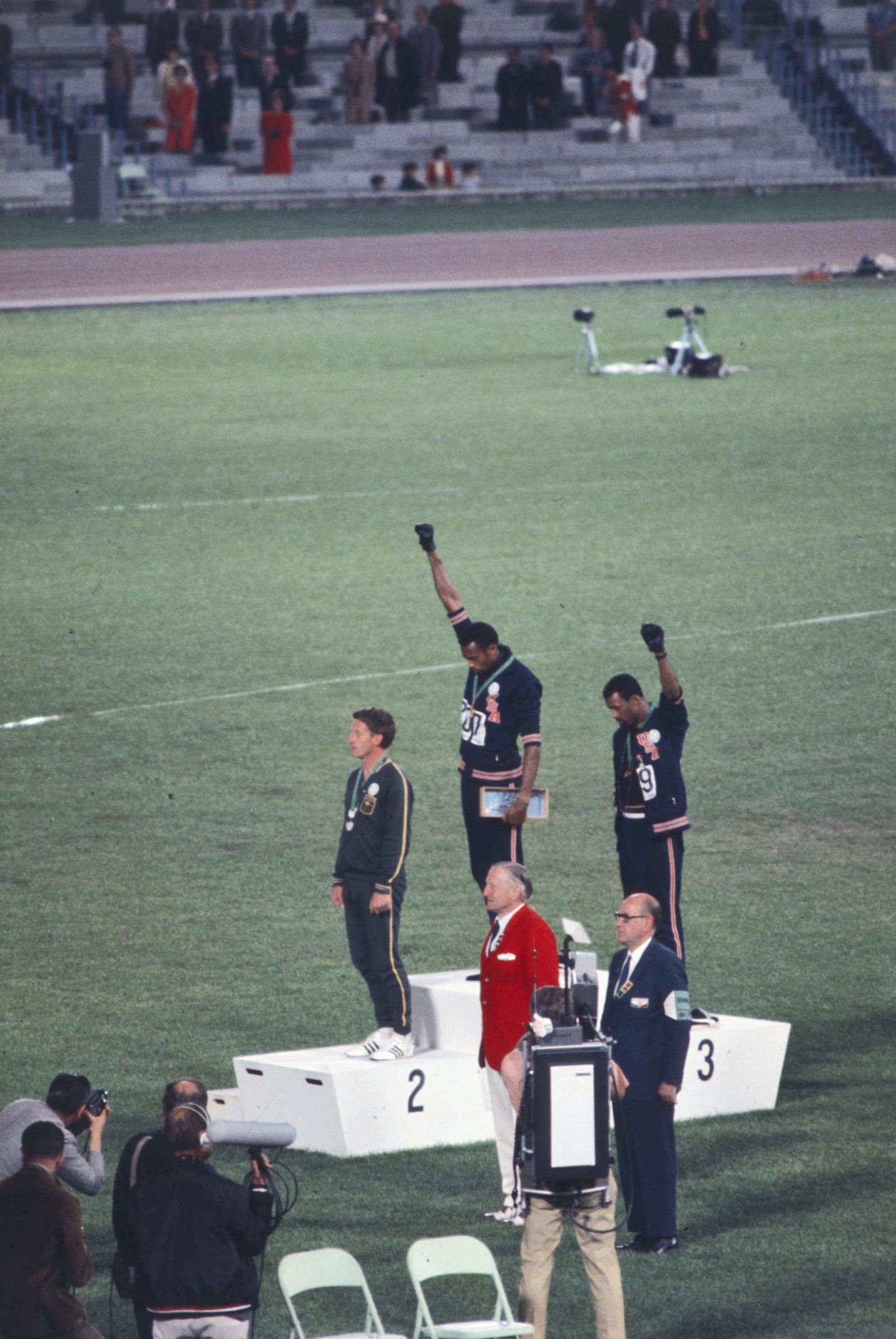 Olympia 2021: Die amerikanischen Sprinter Tommie Smith und John Carlos sowie der Australier Peter Norman kamen im 200-Meter-Lauf bei den Olympischen Spielen in Mexiko 1968 als die drei Ersten ins Ziel. Während der Siegerehrung protestierten Smith und Carlos gegen Rassendiskriminierung in ihrer Heimat, indem sie barfuß auf das Podium stiegen, sich während der Hymne verneigten und eine Faust mit einem schwarzen Handschuh erhoben. Die amerikanischen Sprinter Tommie Smith und John Carlos sowie der Australier Peter Norman kamen im 200-Meter-Lauf bei den Olympischen Spielen in Mexiko 1968 als die drei Ersten ins Ziel. Während der Siegerehrung protestierten Smith und Carlos gegen Rassendiskriminierung in ihrer Heimat, indem sie barfuß auf das Podium stiegen, sich während der Hymne verneigten und eine Faust mit einem schwarzen Handschuh erhoben.