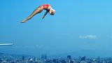 Dieses Bild des Fotografen Bob Martin ist vielleicht eine der kultigsten Turmsprungaufnahmen aller Zeiten. Martin überredete das olympische Organisationskomitee, ein Gerüst aufzustellen, damit er den einzigartigen Winkel der britischen Taucherin Tracy Miles einfangen konnte. Er beleuchtete die Aufnahme mit Studioblitzen, die nach oben auf Miles gerichtet waren, um das leuchtende Blau des Himmels einzufangen. Das Foto wurde zu einem internationalen Erfolg, zierte die Seiten der Zeitungskioske auf der ganzen Welt und war anschließend in zahlreichen Ausstellungen zu sehen.