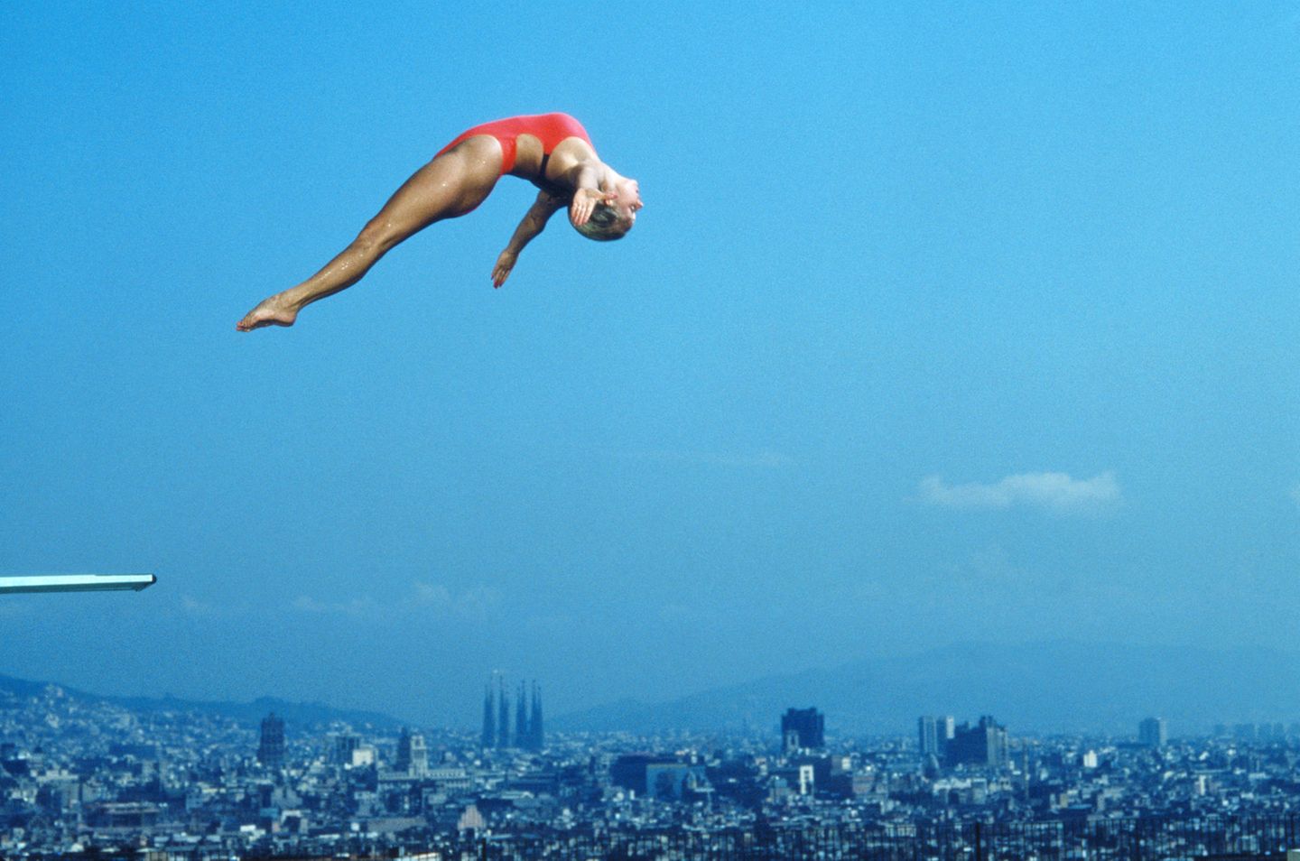 Olympia 2021: Dieses Bild des Fotografen Bob Martin ist vielleicht eine der kultigsten Turmsprungaufnahmen aller Zeiten. Martin überredete das olympische Organisationskomitee, ein Gerüst aufzustellen, damit er den einzigartigen Winkel der britischen Taucherin Tracy Miles einfangen konnte. Er beleuchtete die Aufnahme mit Studioblitzen, die nach oben auf Miles gerichtet waren, um das leuchtende Blau des Himmels einzufangen. Das Foto wurde zu einem internationalen Erfolg, zierte die Seiten der Zeitungskioske auf der ganzen Welt und war anschließend in zahlreichen Ausstellungen zu sehen. Dieses Bild des Fotografen Bob Martin ist vielleicht eine der kultigsten Turmsprungaufnahmen aller Zeiten. Martin überredete das olympische Organisationskomitee, ein Gerüst aufzustellen, damit er den einzigartigen Winkel der britischen Taucherin Tracy Miles einfangen konnte. Er beleuchtete die Aufnahme mit Studioblitzen, die nach oben auf Miles gerichtet waren, um das leuchtende Blau des Himmels einzufangen. Das Foto wurde zu einem internationalen Erfolg, zierte die Seiten der Zeitungskioske auf der ganzen Welt und war anschließend in zahlreichen Ausstellungen zu sehen.