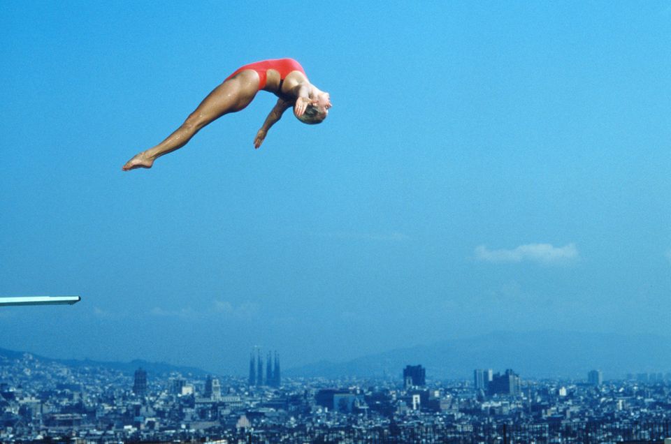 Olympia 2021: Dieses Bild des Fotografen Bob Martin ist vielleicht eine der kultigsten Turmsprungaufnahmen aller Zeiten. Martin überredete das olympische Organisationskomitee, ein Gerüst aufzustellen, damit er den einzigartigen Winkel der britischen Taucherin Tracy Miles einfangen konnte. Er beleuchtete die Aufnahme mit Studioblitzen, die nach oben auf Miles gerichtet waren, um das leuchtende Blau des Himmels einzufangen. Das Foto wurde zu einem internationalen Erfolg, zierte die Seiten der Zeitungskioske auf der ganzen Welt und war anschließend in zahlreichen Ausstellungen zu sehen. Dieses Bild des Fotografen Bob Martin ist vielleicht eine der kultigsten Turmsprungaufnahmen aller Zeiten. Martin überredete das olympische Organisationskomitee, ein Gerüst aufzustellen, damit er den einzigartigen Winkel der britischen Taucherin Tracy Miles einfangen konnte. Er beleuchtete die Aufnahme mit Studioblitzen, die nach oben auf Miles gerichtet waren, um das leuchtende Blau des Himmels einzufangen. Das Foto wurde zu einem internationalen Erfolg, zierte die Seiten der Zeitungskioske auf der ganzen Welt und war anschließend in zahlreichen Ausstellungen zu sehen.