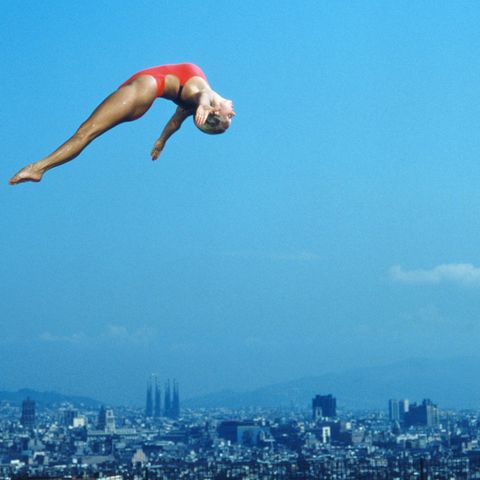 Dieses Bild des Fotografen Bob Martin ist vielleicht eine der kultigsten Turmsprungaufnahmen aller Zeiten. Martin überredete das olympische Organisationskomitee, ein Gerüst aufzustellen, damit er den einzigartigen Winkel der britischen Taucherin Tracy Miles einfangen konnte. Er beleuchtete die Aufnahme mit Studioblitzen, die nach oben auf Miles gerichtet waren, um das leuchtende Blau des Himmels einzufangen. Das Foto wurde zu einem internationalen Erfolg, zierte die Seiten der Zeitungskioske auf der ganzen Welt und war anschließend in zahlreichen Ausstellungen zu sehen.