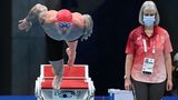Tokio, Japan: Der Fotograf Jonathan Nackstrand hat den Moment festgehalten, in dem der britische Schwimmer Adam Peaty gerade den Startblock verlässt. Gleich taucht er in das kühle Wasser ein und kämpft im Vorlauf der 100 Meter Brust der Männer um den Einzug ins Halbfinale. Mit Erfolg: Peaty erreichte als Erster das Ziel und darf morgen erneut ins Becken springen.