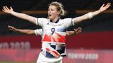 Sapporo, Japan: Die britische Angreiferin Ellen White bejubelt ihren Treffer zum 1:0 gegen Gastgeber Japan. Es sollte in diesem Vorrundenspiel der entscheidende Treffer des Tages bleiben. Mit ihr freut sich eine hinter ihr postierte Mannschaftskameradin - auf dem Bild wirkt es, als jubele White mit vier Armen.