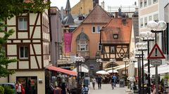 Das in Unterfranken gelegene Bad Kissingen ist der laut einer Emnid-Umfrage bekannteste Kurort Deutschlands. Das Kurbad wurde seit dem 18. Jahrhundert in Konkurrenz zu Karlsbad und Baden-Baden zum Weltbad ausgebaut. Was bedeutet: Das gesellschaftliche Leben ist hier mindestens so wichtig wie die medizinischen Anwendungen.