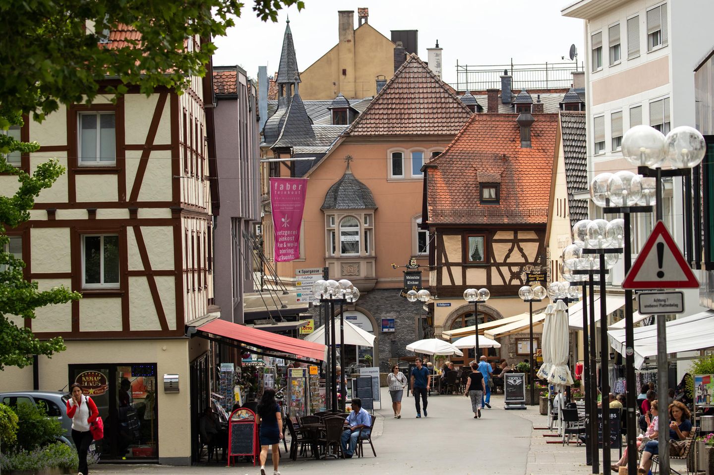 Unesco: Das in Unterfranken gelegene Bad Kissingen ist der laut einer Emnid-Umfrage bekannteste Kurort Deutschlands. Das Kurbad wurde seit dem 18. Jahrhundert in Konkurrenz zu Karlsbad und Baden-Baden zum Weltbad ausgebaut. Was bedeutet: Das gesellschaftliche Leben ist hier mindestens so wichtig wie die medizinischen Anwendungen. Das in Unterfranken gelegene Bad Kissingen ist der laut einer Emnid-Umfrage bekannteste Kurort Deutschlands. Das Kurbad wurde seit dem 18. Jahrhundert in Konkurrenz zu Karlsbad und Baden-Baden zum Weltbad ausgebaut. Was bedeutet: Das gesellschaftliche Leben ist hier mindestens so wichtig wie die medizinischen Anwendungen.