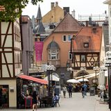 Das in Unterfranken gelegene Bad Kissingen ist der laut einer Emnid-Umfrage bekannteste Kurort Deutschlands. Das Kurbad wurde seit dem 18. Jahrhundert in Konkurrenz zu Karlsbad und Baden-Baden zum Weltbad ausgebaut. Was bedeutet: Das gesellschaftliche Leben ist hier mindestens so wichtig wie die medizinischen Anwendungen.