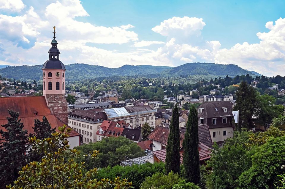 Unesco: Die Unesco tagt aktuell in der chinesischen Stadt Fuzhou und schon jetzt gibt es aus deutscher Sicht einige erfreuliche Beschlüsse zu vermelden. Gleich mehrere Stätten dürfen sich künftig mit dem Titel "Weltkulturerbe" schmücken. So werden Baden-Baden (Foto), Bad Ems und Bad Kissingen zusammen mit acht anderen europäischen Kurorten als "Große Bäder Europas" ausgezeichnet. Die Unesco tagt aktuell in der chinesischen Stadt Fuzhou., und schon jetzt gibt es aus deutscher Sicht einige erfreuliche Beschlüsse zu vermelden. Gleich mehrere Stätten dürfen sich künftig mit dem Titel "Weltkulturerbe" schmücken. So werden Baden-Baden (Foto), Bad Ems und Bad Kissingen zusammen mit acht anderen europäischen Kurorten als "Große Bäder Europas" ausgezeichnet.