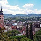 Die Unesco tagt aktuell in der chinesischen Stadt Fuzhou., und schon jetzt gibt es aus deutscher Sicht einige erfreuliche Beschlüsse zu vermelden. Gleich mehrere Stätten dürfen sich künftig mit dem Titel "Weltkulturerbe" schmücken. So werden Baden-Baden (Foto), Bad Ems und Bad Kissingen zusammen mit acht anderen europäischen Kurorten als "Große Bäder Europas" ausgezeichnet. 