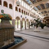 Bad Kissingen besitzt zudem den ältesten Kurgarten und das größte Ensemble historischer Kurbauten Europas. Im Bild zu sehen ist die 90 Meter lange Wandelhalle im Kurpark, die am Anfang des 20. Jahrhunderts errichtet wurde. Sie gilt als größte Wandelhalle Europas.