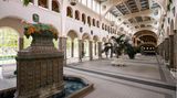 Bad Kissingen besitzt zudem den ältesten Kurgarten und das größte Ensemble historischer Kurbauten Europas. Im Bild zu sehen ist die 90 Meter lange Wandelhalle im Kurpark, die am Anfang des 20. Jahrhunderts errichtet wurde. Sie gilt als größte Wandelhalle Europas.