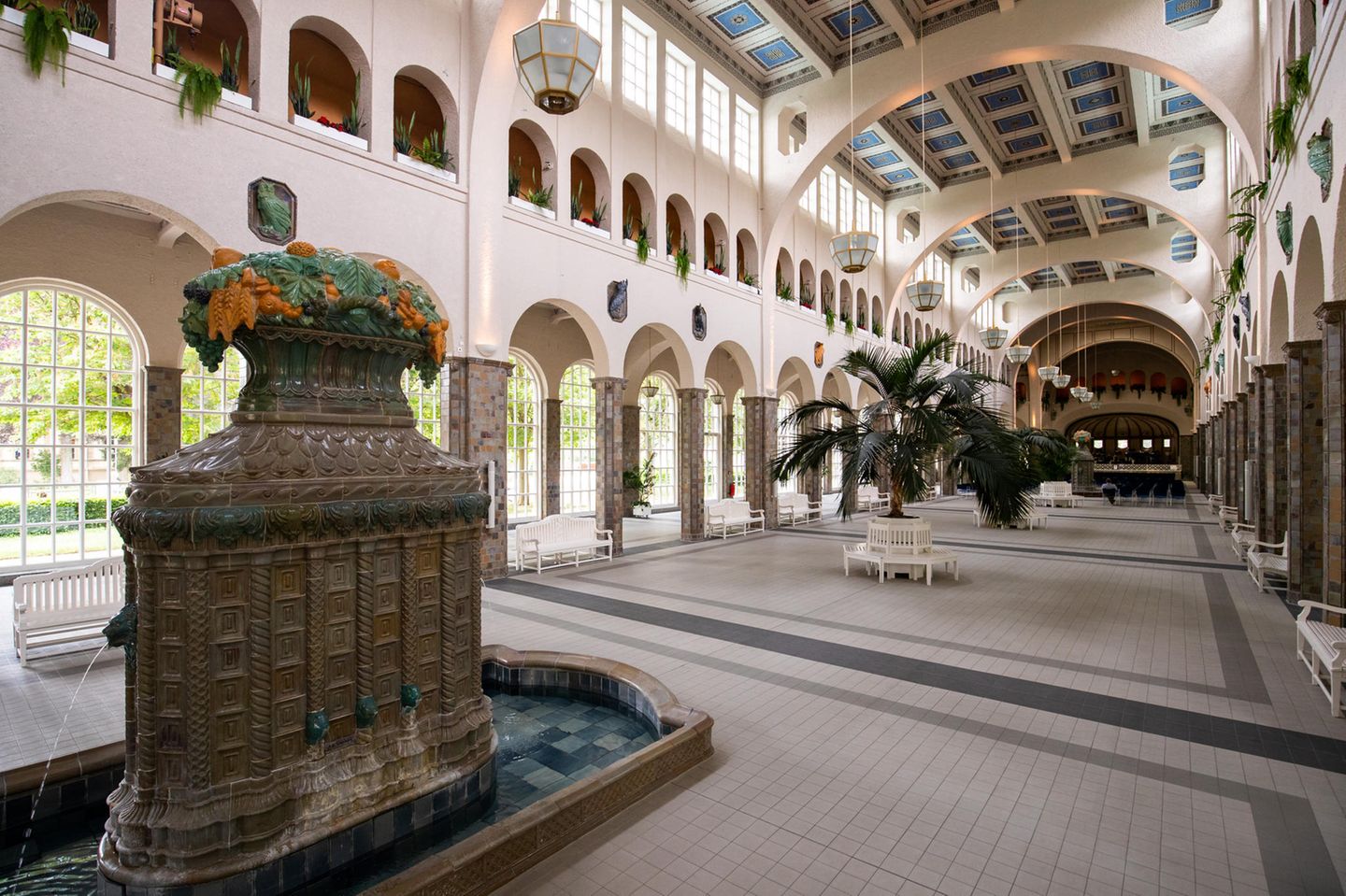 Bad Kissingen besitzt zudem den ältesten Kurgarten und das größte Ensemble historischer Kurbauten Europas. Im Bild zu sehen ist die 90 Meter lange Wandelhalle im Kurpark, die am Anfang des 20. Jahrhunderts errichtet wurde. Sie gilt als größte Wandelhalle Europas.