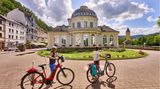 Auch gelegene Bad Ems kann mit einem Spielcasino punkten. Der in Rheinland-Pfalz an der Lahn gelegene Ort entwickelte sich im 18. Jahrhundert zu einem der berühmtesten Badeorte Deutschlands, in der Zeit entstanden auch die wichtigsten Bauwerke. Im 19. Jahrhundert urlaubten hier zahlreiche Monarchen und Künstler, darunter Kaiser Wilhelm I., die Zaren Nikolaus I. und Alexander II., Komponist Richard Wagner und Fjodor Dostojewski.
