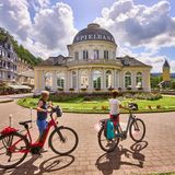 Auch gelegene Bad Ems kann mit einem Spielcasino punkten. Der in Rheinland-Pfalz an der Lahn gelegene Ort entwickelte sich im 18. Jahrhundert zu einem der berühmtesten Badeorte Deutschlands, in der Zeit entstanden auch die wichtigsten Bauwerke. Im 19. Jahrhundert urlaubten hier zahlreiche Monarchen und Künstler, darunter Kaiser Wilhelm I., die Zaren Nikolaus I. und Alexander II., Komponist Richard Wagner und Fjodor Dostojewski.