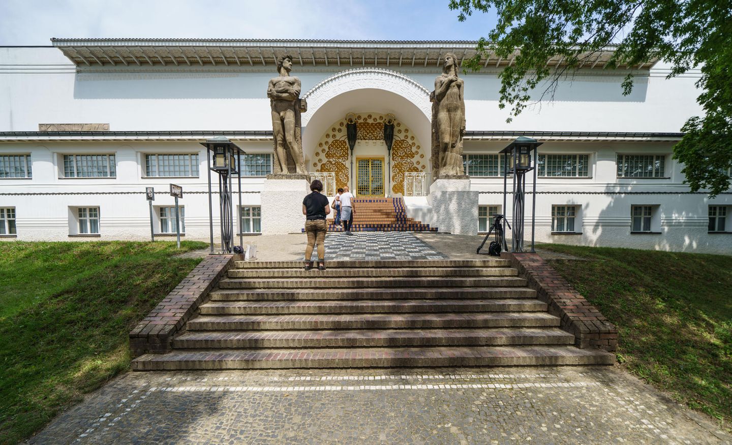 Auf der Mathildenhöhe steht auch das Ernst-Ludwig-Haus, das heute das Museum Künstlerkolonie beherbergt. Der Architekt Joseph Maria Olbrich erbaute das Haus im Jahr 1901. es gilt als eines der wichtigsten Jugendstil-Werke.