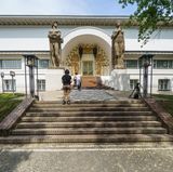 Auf der Mathildenhöhe steht auch das Ernst-Ludwig-Haus, das heute das Museum Künstlerkolonie beherbergt. Der Architekt Joseph Maria Olbrich erbaute das Haus im Jahr 1901. es gilt als eines der wichtigsten Jugendstil-Werke.