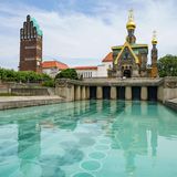 Auch die Mathildenhöhe in Darmstadt wurde in die Welterbeliste aufgenommen. Hier errichtete Großherzog Ernst Ludwig von Hessen und bei Rhein 1899 eine Künstlerkolonie, die Architektur, Kunst und Handwerk zusammenführen sollte. Weithin sichtbares Wahrzeichen ist der im Jugendstil errichtete Hochzeitsturm, den der Architekt Joseph Maria Olbrich 1908 baute. "Das Ensemble der Mathildenhöhe ist ein außerordentliches Zeugnis von Architektur und Landschaftsgestaltung an der Schwelle zum 20. Jahrhundert", schreibt die Unesco auf ihrer Website. 
