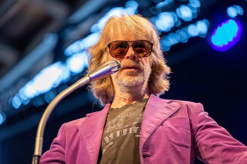 Helge Schneider hinter einem Mikrofon