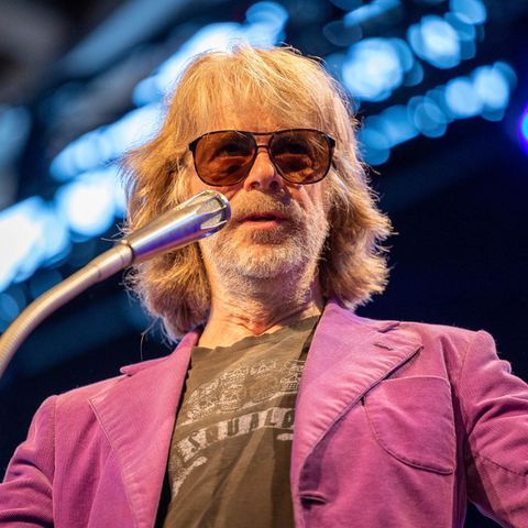 Helge Schneider hinter einem Mikrofon