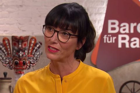 Expertin Heide Rezepa-Zabel steht im Studio von Bares für Rares in Pulheim