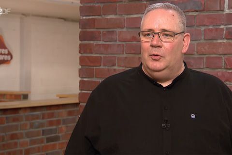 Thomas Luedecke steht im Studio von bares für Rares in Pulheim
