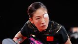 Tokio, Japan. Die Chinesin Liu Shiwen spielt beim Tischtennis den Ball während ihres Mixed-Doppel-Halbfinalspiels am zweiten Tag der Olympischen Spiele.