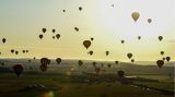 Hageville, Frankreich. Rund 320 Heißluftballons heben während des 17. Internationalen Heißluftballontreffens "Grand-Est Mondial Air Ballons" in Hageville, Nordostfrankreich, über dem Luftwaffenstützpunkt Chambley-Bussieres ab.