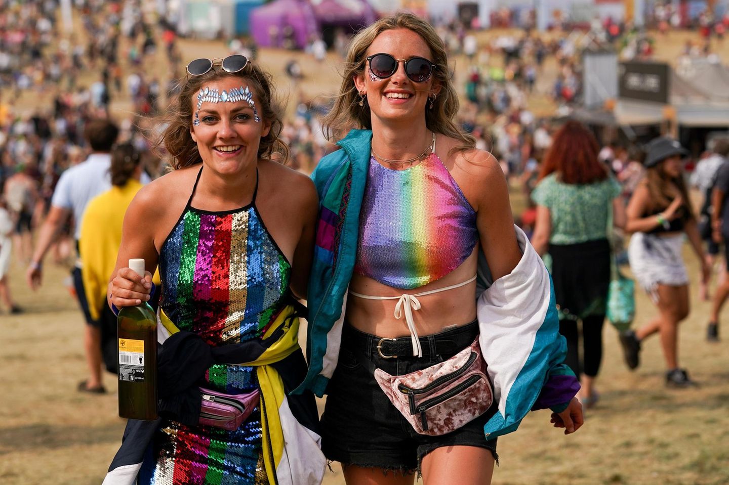 Die beiden Festivalbesucherinnen Jenna Goudswaard und Rachel Whitforscheinen jedenfalls auf ihre Kosten zu kommen.