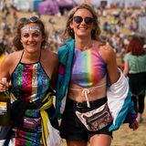 Die beiden Festivalbesucherinnen Jenna Goudswaard und Rachel Whitforscheinen jedenfalls auf ihre Kosten zu kommen.