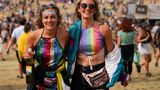 Die beiden Festivalbesucherinnen Jenna Goudswaard und Rachel Whitforscheinen jedenfalls auf ihre Kosten zu kommen.