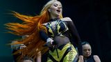 Auf verschiedenen Bühnen traten an diesem Wochenende zahlreiche zumeist britische Musiker auf, darunter die Chemical Brothers, Supergrass, Damon Albarn oder die Kaiser Chiefs. Auch Sängerin Mabel (Foto) spielte für die Zuschauer.
