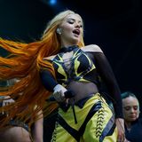 Auf verschiedenen Bühnen traten an diesem Wochenende zahlreiche zumeist britische Musiker auf, darunter die Chemical Brothers, Supergrass, Damon Albarn oder die Kaiser Chiefs. Auch Sängerin Mabel (Foto) spielte für die Zuschauer.