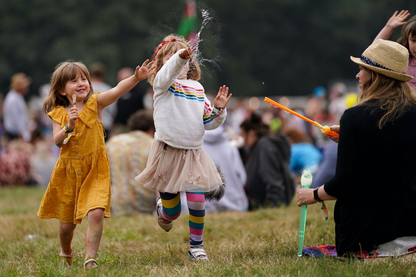 Das Festival ist für die ganze Familie gedacht. Auf für die Kleinen gibt es ein eigenes Angebot - diese beiden Mädchen freuen sich über Seifenblasen.