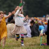 Das Festival ist für die ganze Familie gedacht. Auf für die Kleinen gibt es ein eigenes Angebot - diese beiden Mädchen freuen sich über Seifenblasen.