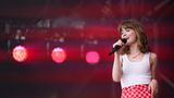 Die größte Bühne war die Obelisk Arena, die trat auch Singer-Songwriterin Maisie Peters ("Birthday") auf.