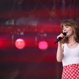 Die größte Bühne war die Obelisk Arena, die trat auch Singer-Songwriterin Maisie Peters ("Birthday") auf.