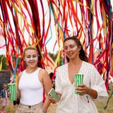 Es die erste große Musikveranstaltung in Großbritannien seit dem Ausbruch der Corona-Pandemie. Seit dem 22. Juli läuft in dem im Osten Englands gelegenen Southwold das Latitude Festival. 40.000 Zuschauer wurden zu dem Event erwartet. Diese beiden Besucherinnen haben sich mit einem Getränk ausgestattet und im Gesicht geschminkt.