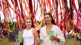 Es die erste große Musikveranstaltung in Großbritannien seit dem Ausbruch der Corona-Pandemie. Seit dem 22. Juli läuft in dem im Osten Englands gelegenen Southwold das Latitude Festival. 40.000 Zuschauer wurden zu dem Event erwartet. Diese beiden Besucherinnen haben sich mit einem Getränk ausgestattet und im Gesicht geschminkt.