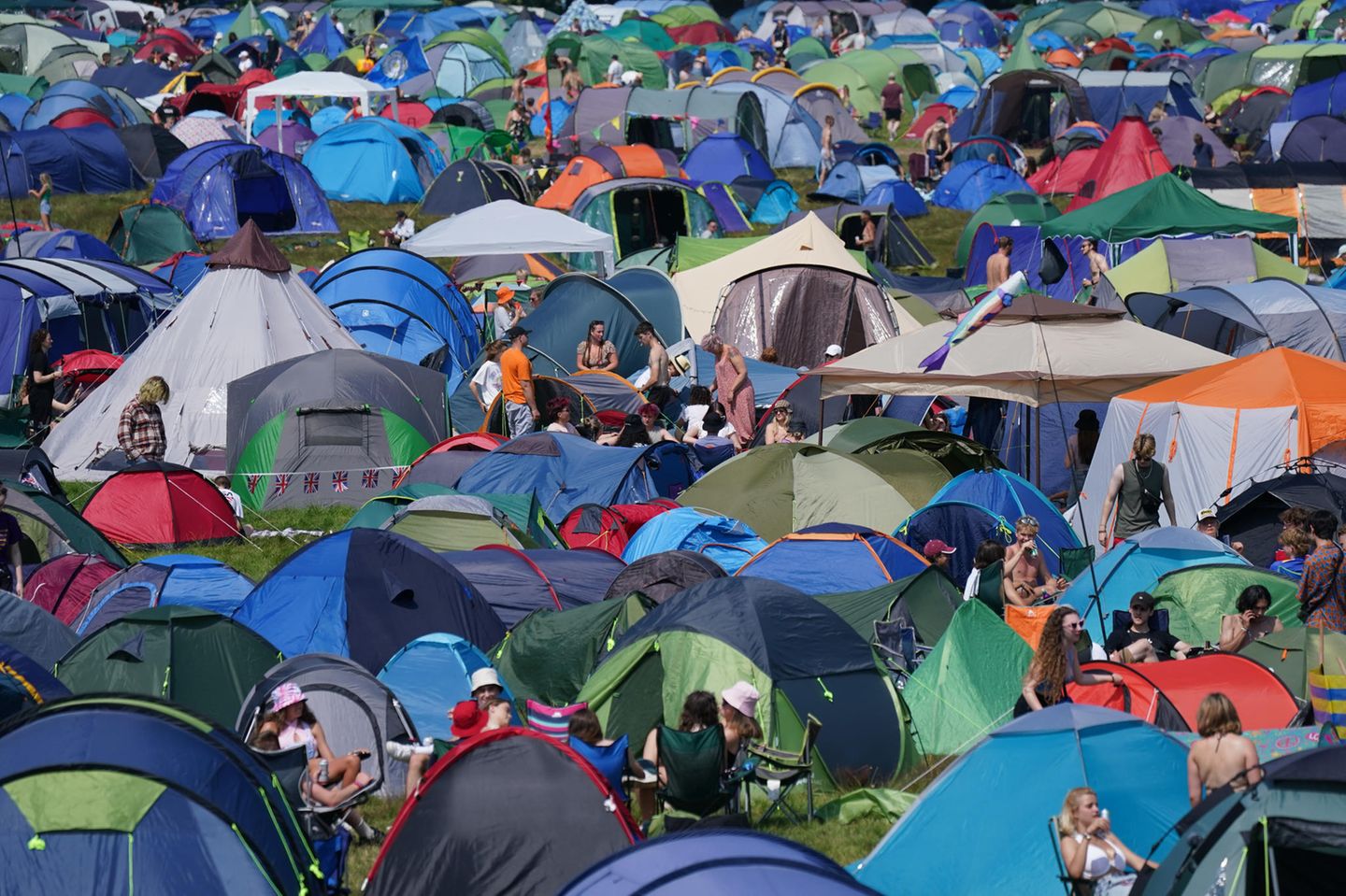 Ein Bild, das man von zahllosen Festivals der Vor-Corona-Ära kennt: Auf engstem raum steht Zelt an Zelt, hier ziehen sich die Besucher zwischendurch zurück und versuchen nachts ein wenig Schlaf zu bekommen.