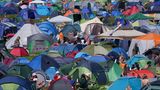 Ein Bild, das man von zahllosen Festivals der Vor-Corona-Ära kennt: Auf engstem raum steht Zelt an Zelt, hier ziehen sich die Besucher zwischendurch zurück und versuchen nachts ein wenig Schlaf zu bekommen.