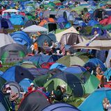 Ein Bild, das man von zahllosen Festivals der Vor-Corona-Ära kennt: Auf engstem raum steht Zelt an Zelt, hier ziehen sich die Besucher zwischendurch zurück und versuchen nachts ein wenig Schlaf zu bekommen.