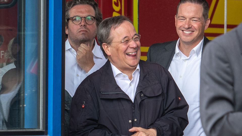 Armin Laschet (CDU) lacht während Bundespräsident Steinmeier (nicht im Bild) ein Pressestatement gibt