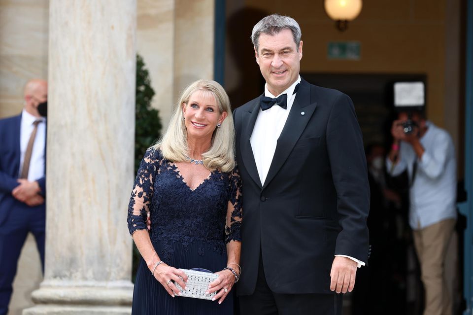Bayreuther Festspiele: Diesen Auftritt lässt er sich nicht entgehen: Bayerns Ministerpräsident Markus Söder ist regelmäßiger Gast auf dem Grünen Hügel. Da lässt er sich auch die diesjährige Eröffnung der Bayreuther Festspiele mit der Neuinszenierung von "Der fliegende Holländer" nicht entgehen. Begleitet wird der Politiker von seiner Ehefrau Karin Baumüller-Söder. Diesen Auftritt lässt er sich nicht entgehen: Bayerns Ministerpräsident Markus Söder ist regelmäßiger Gast auf dem Grünen Hügel. Da lässt er sich auch die diesjährige Eröffnung der Bayreuther Festspiele mit der Neuinszenierung von "Der fliegende Holländer" nicht entgehen. Begleitet wird der Politiker von seiner Ehefrau Karin Baumüller-Söder.