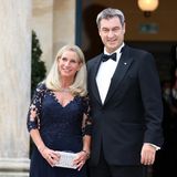 Diesen Auftritt lässt er sich nicht entgehen: Bayerns Ministerpräsident Markus Söder ist regelmäßiger Gast auf dem Grünen Hügel. Da lässt er sich auch die diesjährige Eröffnung der Bayreuther Festspiele mit der Neuinszenierung von "Der fliegende Holländer" nicht entgehen. Begleitet wird der Politiker von seiner Ehefrau Karin Baumüller-Söder.