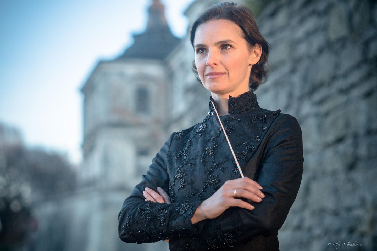 Ihr werden an diesem Abend alle lauschen: Die ukrainische Dirigentin Oksana Lyniv schwingt beim "Fliegenden Holländer" den Taktstock - und ist damit die erste Frau in 145 Jahren Festspielgeschichte, die hinterm Pult steht.