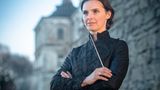 Ihr werden an diesem Abend alle lauschen: Die ukrainische Dirigentin Oksana Lyniv schwingt beim "Fliegenden Holländer" den Taktstock - und ist damit die erste Frau in 145 Jahren Festspielgeschichte, die hinterm Pult steht.